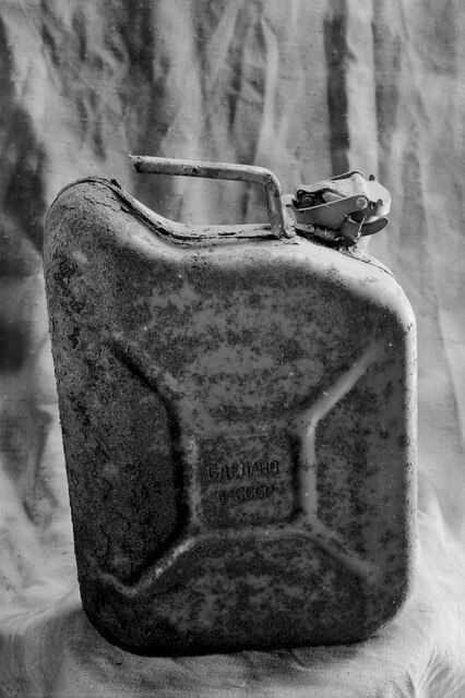 fuel store jerry can